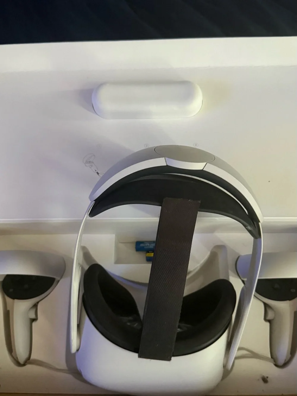 Oculus Standalone VR Headset with Dual Motion Controllers - White & Black